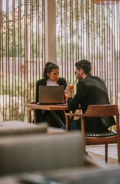 Hombre Negocios Bebiendo Jugo Naranja Mientras Está Sentado Con Pareja —  Fotos de Stock