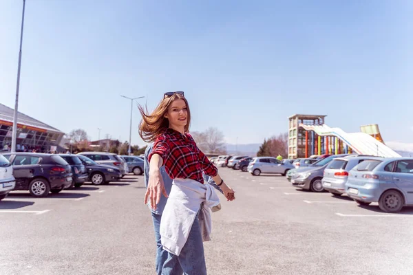Hübsches Mädchen Posiert Auf Dem Parkplatz — Stockfoto