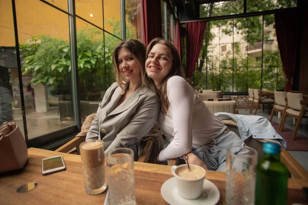 Dwie Atrakcyjne Siostry Uśmiechają Się Podczas Pozowania Restauracji — Zdjęcie stockowe