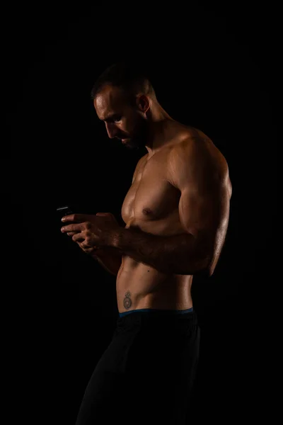 Topless Beau Gars Vérifie Son Téléphone Tout Prenant Une Pause — Photo