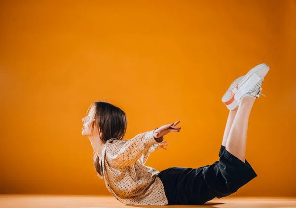Bailarina Femenina Haciendo Ejercicio Posa Durante Una Práctica Baile —  Fotos de Stock