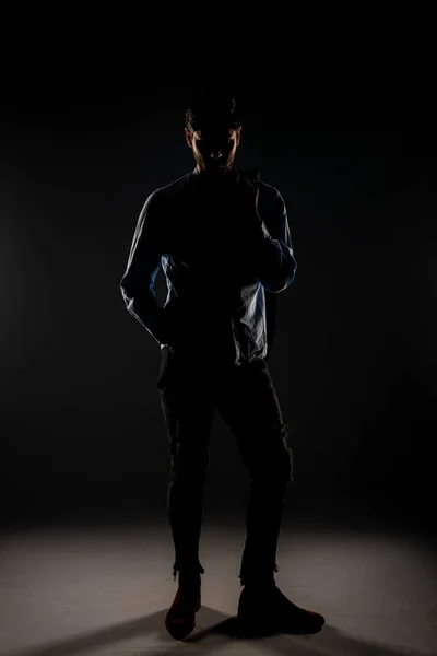 Stüdyoda Soluk Işıklarla Poz Veren Uzun Boylu Yakışıklı Bir Erkek — Stok fotoğraf