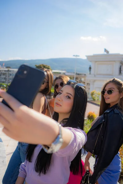 Close Incrível Beautiufl Quatro Meninas Tomando Selfies Juntos Tendo Grande — Fotografia de Stock