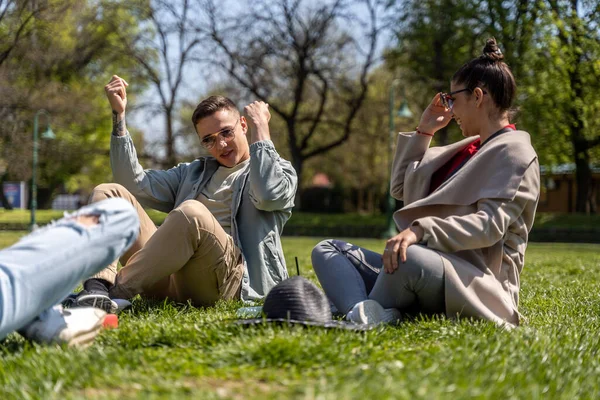 Groupe Étudiants Joyeux Adolescents Tenues Décontractées Assis Sur Une Herbe — Photo