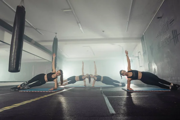 Siyah Beyaz Giysili Kadınlar Spor Kıyafetlerini Giyip Spor Salonunda Antrenörle — Stok fotoğraf