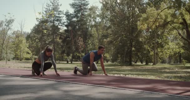 Couple Commençant Courir Sur Piste Course Dans Parc Caméra Suivre — Video