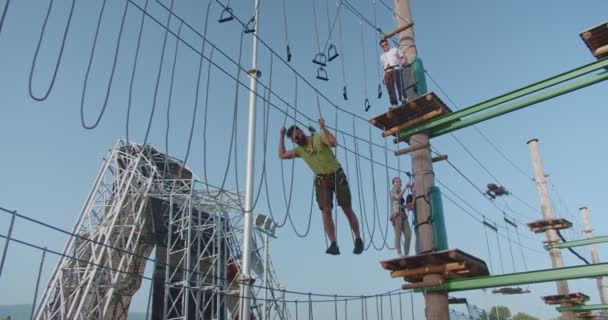 Människor Som Har Kul Med Hinder Adrenalinparken Låg Vinkel — Stockvideo