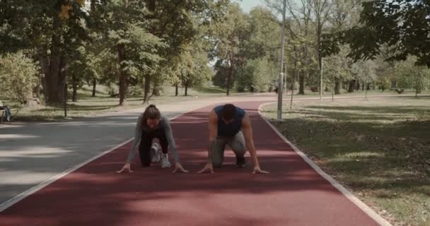 Casal Começando Correr Pista Corrida Parque Câmera Seguir Como Caminhão — Vídeo de Stock