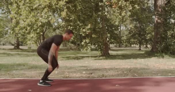 Hombre Preparándose Para Correr Calentándose Parque Otoñal — Vídeos de Stock