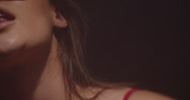 Привлекательная Красивая Девушка Позирует Красном Нижнем Белье Трогает Себя — стоковое видео