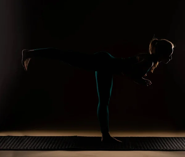 Çekici Güzel Bir Kızın Silueti Yoga Pozu Veriyor Stüdyoda Dikilirken — Stok fotoğraf
