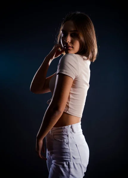 Retrato Mulher Jovem Com Cabelos Longos Vestindo Top Bege Jeans — Fotografia de Stock