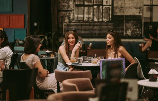 Tres Chicas Adolescentes Lindas Relajarse Café Después Las Compras Centro —  Fotos de Stock