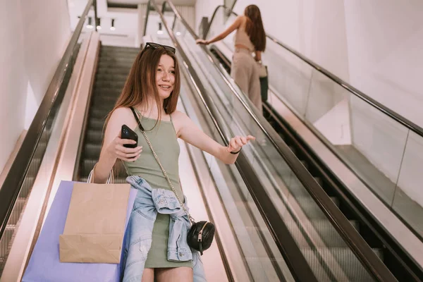 Genç Güzel Bir Kız Arkadaşıyla Yürüyen Merdivende Tanıştığı Için Mutlu — Stok fotoğraf