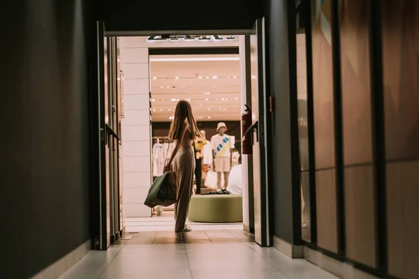 Schattig Meisje Met Boodschappentassen Lopend Door Het Winkelcentrum Vanaf Achterkant — Stockfoto