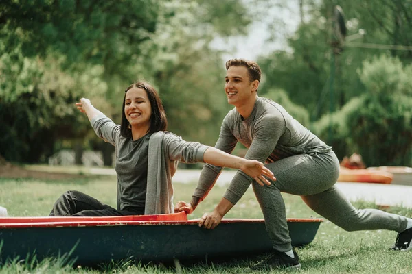 Casal Incrível Divertindo Com Caiaque Tentando Colocá Água Parque — Fotografia de Stock