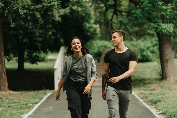 Schönes Paar Lacht Während Neben Der Weißen Brücke Park Steht — Stockfoto