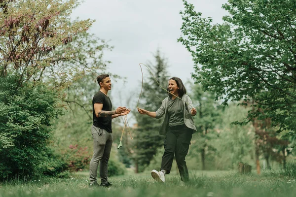 Hübsches Paar Beim Seilspringen Auf Dem Rasen Park — Stockfoto