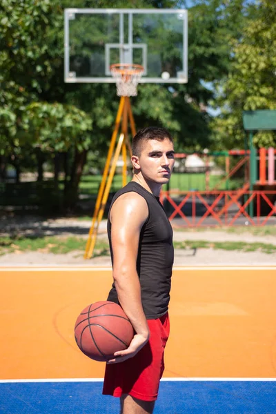 Porträtt Ung Basketspelare Gatuplan — Stockfoto