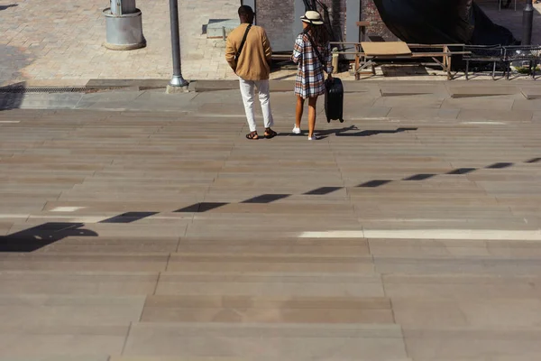 Çekici Bir Çift Dışarıda Şehir Merkezinde Güneşli Bir Günde Takılıyor — Stok fotoğraf
