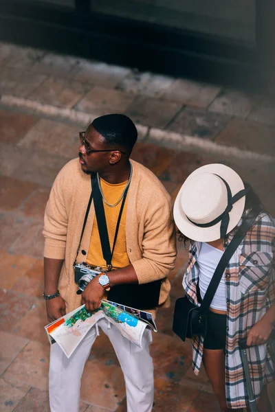 Beautiful Couple Vacation Just Arrived City Visit Some Special Places — Stock Photo, Image