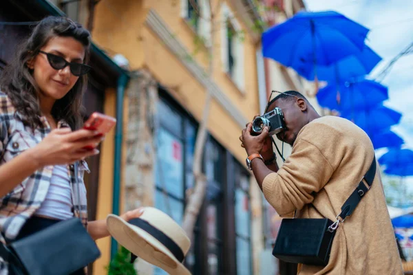 Multiraciální Turisté Městě Atraktivní Žena Kontroluje Svůj Telefon Zatímco Její — Stock fotografie