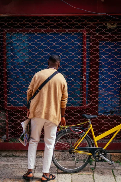 Ein Junger Tourist Ist Müde Vom Herumhängen Mit Dem Fahrrad — Stockfoto