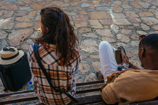 Egy Fiatal Férfi Turista Ellenőrzi Telefonját Miközben Barátnőjét Valami Elterelte — Stock Fotó
