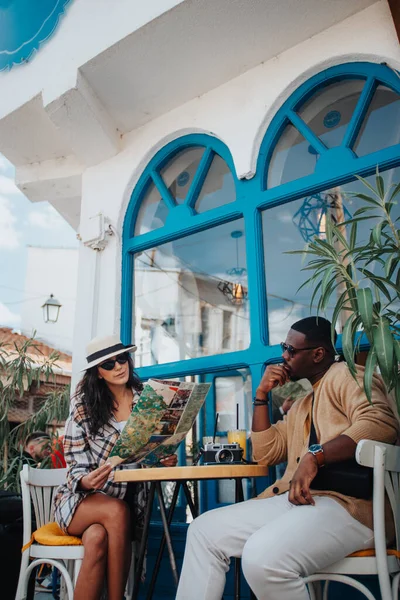 Kafede Oturmuş Haritaya Bakan Güzel Bir Turist Çifti — Stok fotoğraf