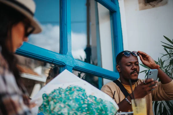 Tourist Looking Phone While Sitting His Girlfriend Cafe — стоковое фото