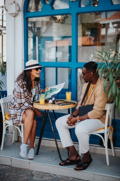 Güzel Turist Çift Kafede Otururken Konuşuyor — Stok fotoğraf