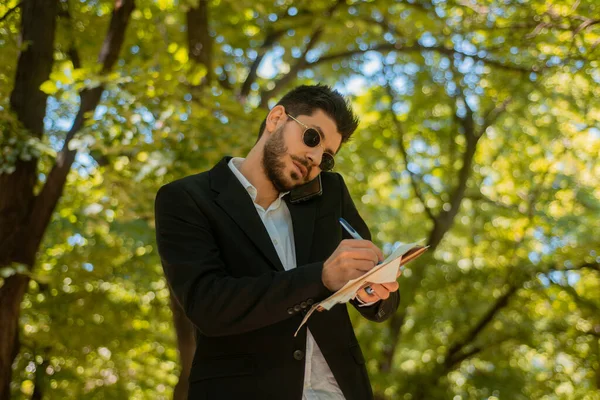 Gut Aussehender Geschäftsmann Betrachtet Und Liest Die Unterlagen Für Den — Stockfoto