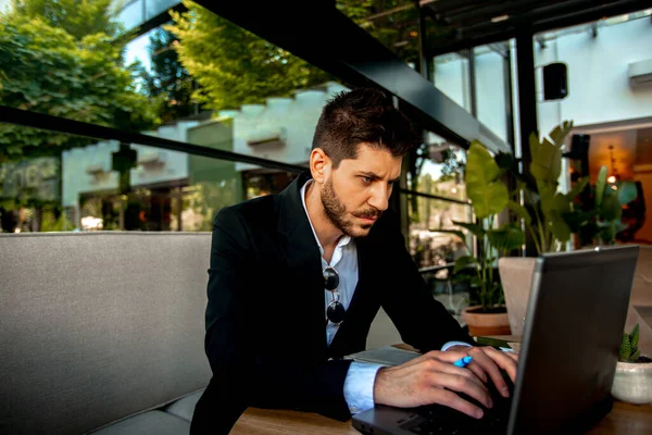 Geschäftsmann Arbeitet Café Sitzen Seinem Laptop — Stockfoto