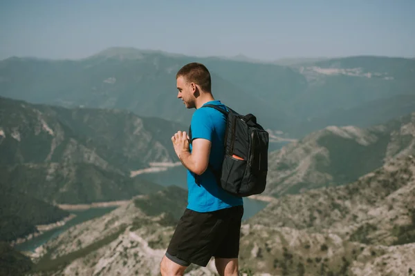 Schöner Mann Steht Mit Seiner Tasche Auf Dem Gipfel Des — Stockfoto