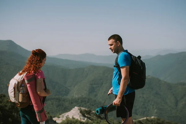 山の頂上に立つ素晴らしいヨガパートナー — ストック写真