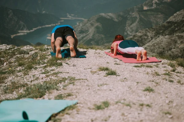 Pareja Yoga Acostada Sobre Las Colchonetas Yoga Cima Montaña — Foto de Stock