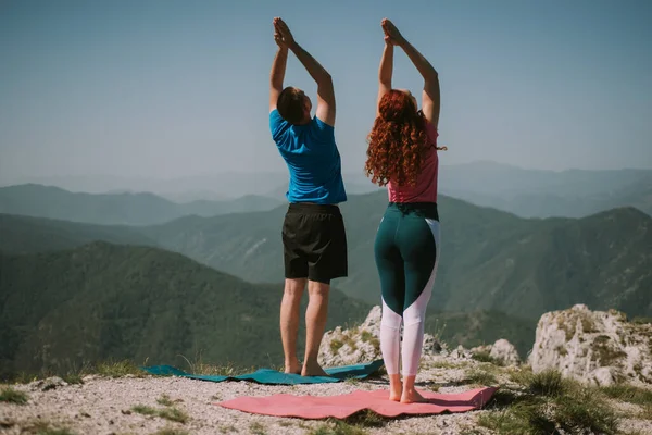 Joven Pareja Yoga Haciendo Posturas Yoga Cima Montaña — Foto de Stock