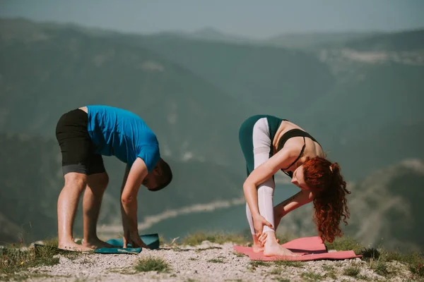 Pareja Yoga Que Extiende Cima Montaña — Foto de Stock