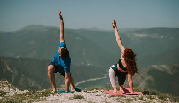 Primer Plano Pareja Yoga Con Los Brazos Alto Pie Sobre — Foto de Stock