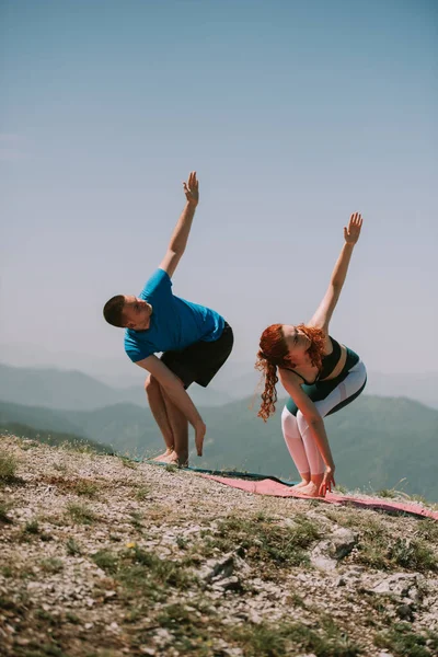 Pareja Yoga Que Extiende Los Brazos Cima Montaña Mientras Está — Foto de Stock
