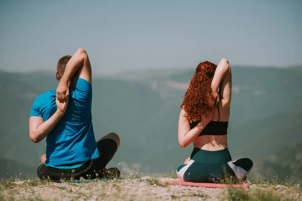 Primer Plano Pareja Yoga Esparciéndose Mientras Sienta Montaña — Foto de Stock