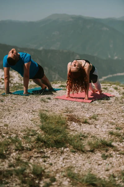 Pareja Yoga Esparciéndose Sobre Las Colchonetas Yoga Cima Montaña — Foto de Stock