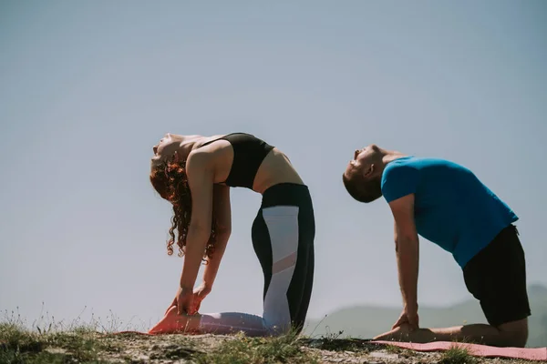 Primer Plano Personas Yoga Esparciéndose Cima Montaña — Foto de Stock