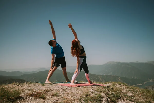 Socios Yoga Haciendo Yoga Cima Montaña — Foto de Stock