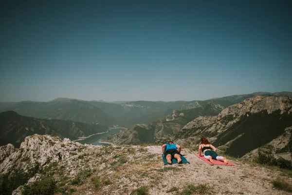 瑜伽搭档在山顶上做瑜伽 — 图库照片