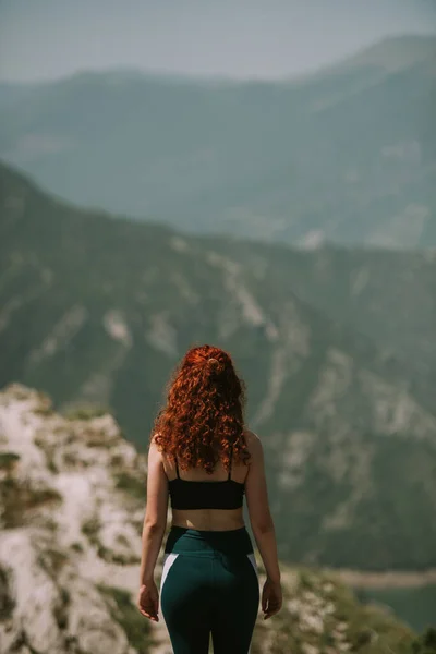 Yoga Girl Red Curly Hair Standing Mountain — Stock Photo, Image