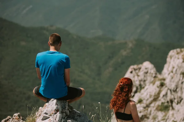Yoga Casal Relaxante Enquanto Sentado Topo Montanha — Fotografia de Stock