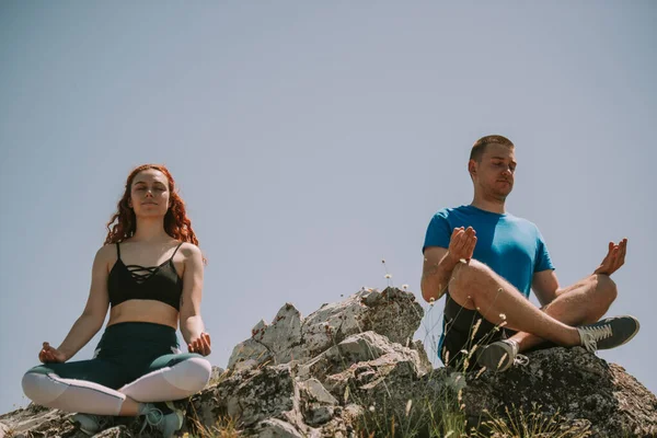 山の頂上で瞑想ヨガのカップル — ストック写真