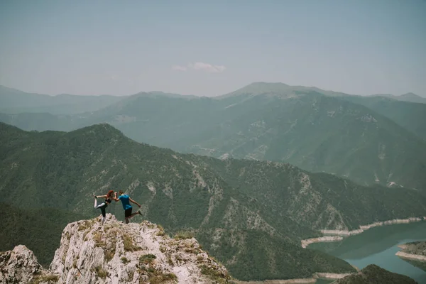 瑜伽夫妇在山顶上做瑜伽姿势 — 图库照片