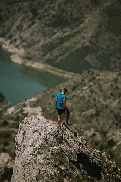 Mann Mit Blauem Hemd Steht Oben Auf Dem Berg — Stockfoto